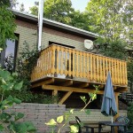 Terrasse Ferienhaus (unterhalb kleine Liegewiese und Campingtisch/-stühle)